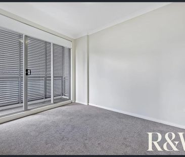 Stylish Apartment with Ultimate Convenience - Photo 1