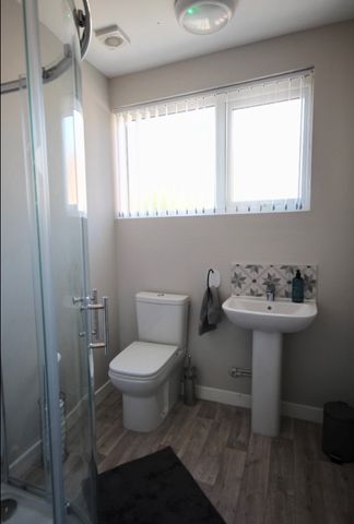 Room 7, 22 Ballygomartin Road, Belfast, BT13 3LD - Photo 4