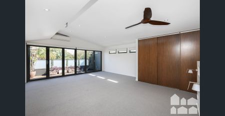 An Entertainers Delight! Extensive Kingsville Living, Pool With Upkeep Included - Photo 4