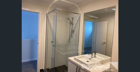 Spacious Three-Bedroom Townhouse for Lifestyle Living - Photo 3