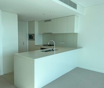 Luxurious Three Bedrooms Apartment with Stunning River & City Views - Photo 3