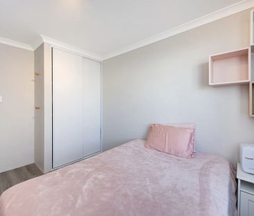 Stylish, Spacious & Seconds from the Sea - With Rear Roller-Door Ac... - Photo 6