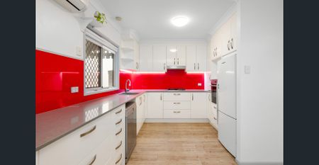 Spacious Renovated Townhouse with Private Courtyard – Boutique Yeerongpilly Living - Photo 5