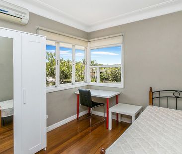 Four Bedroom Home in Ultra Convenient Location - Photo 4