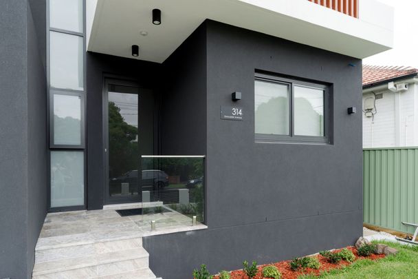 Near New 5 bedroom Luxury Duplex with Granny flat - Photo 1