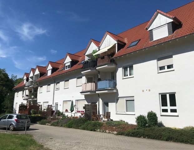 Tollwitz; kleine 3-Raum-DG-Wg. am Park, mit Balkon, und Pkw-Stellplatz, frei ab 01.06.2025 - Photo 1