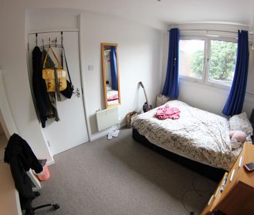 1 bedroom in a flat share to rent - Photo 4