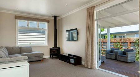 Stunning Renovated Three bedroom Villa - Photo 3