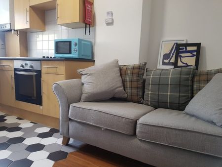 2 Bed - Flat 6 The Rayner Building â€“ 2 Bed - Photo 2