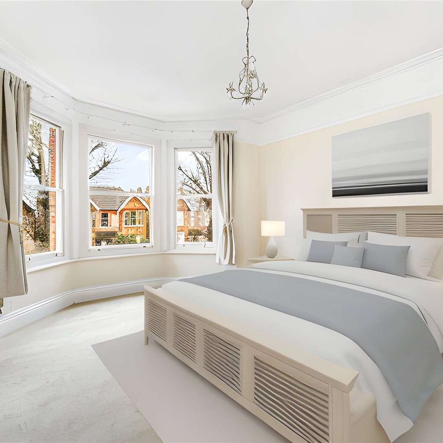 This charming two bedroom apartment in a prime Ealing location offers generously sized rooms and off-street parking. - Photo 1