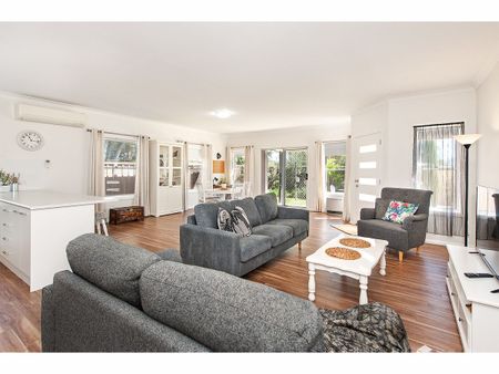 Quiet Two Bedroom Home - Photo 2