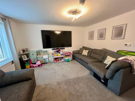 3 bedroom semi-detached house to rent - Photo 2