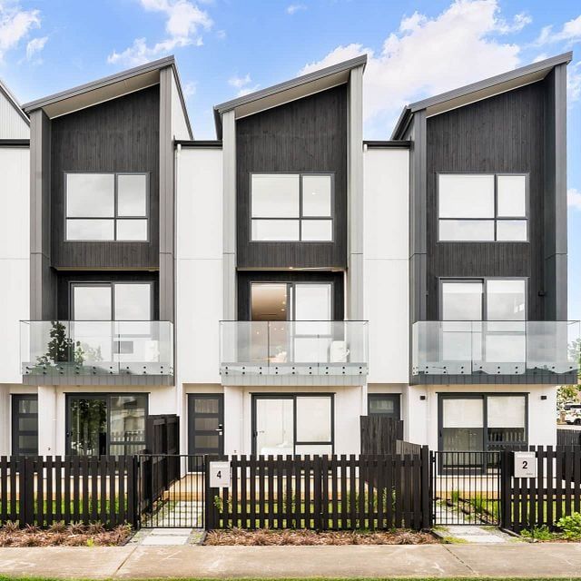 Fully Furnished Modern Townhouse in Flat Bush - Photo 1