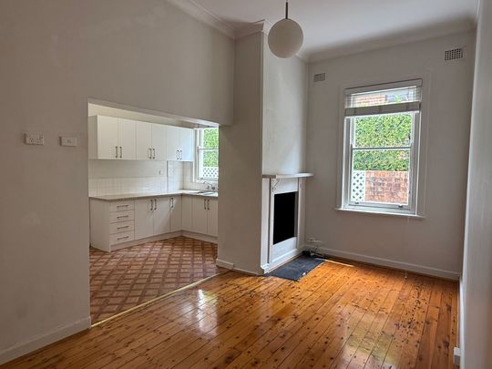 Freshly painted one bedroom plus study with lock up garage! - Photo 1