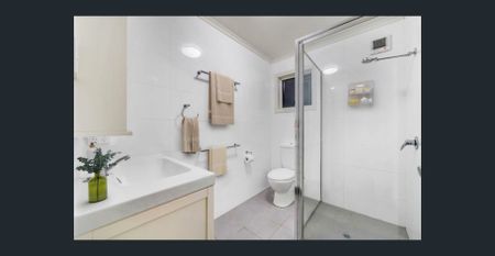 Furnished Rooms for Rent in Stylish 4 Bedroom Home Near Beautiful Parklands - Photo 4