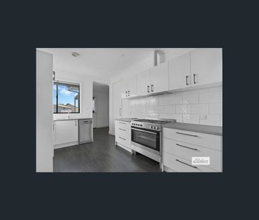 Beautifully renovated - Photo 4