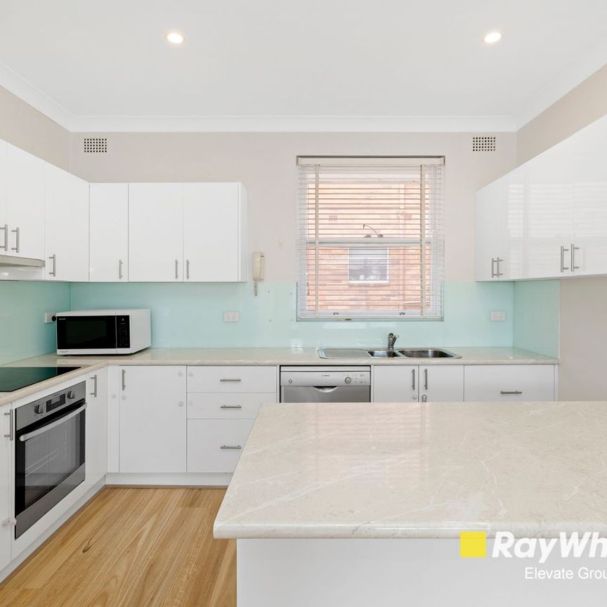 Spacious Top-Floor Apartment with Sun-Drenched Balcony & Lock-Up Garage - Photo 1