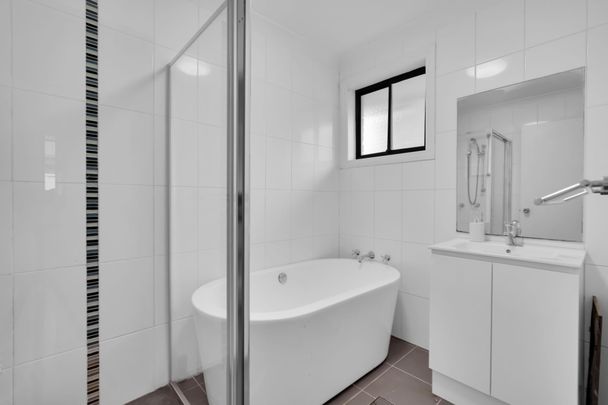 Beautifully Updated 3-Bedroom Home – Close to Schools & Transport - Photo 1