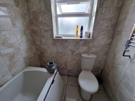 Room in a Shared House, Washington Road, E6 - Photo 5