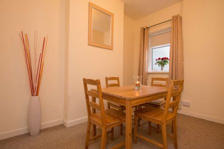 The most spacious three bed you'll find! - Photo 2