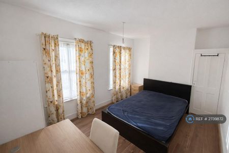 4 bedroom terraced house to rent - Photo 4