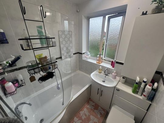 4 bedroom end of terrace house to rent - Photo 1