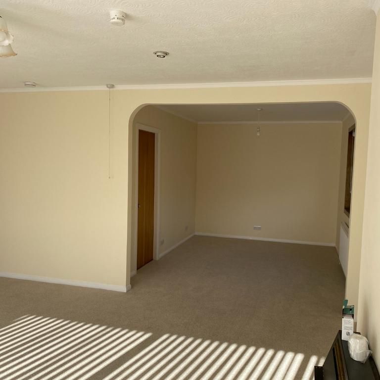 5 bedroom detached bungalow to rent - Photo 1