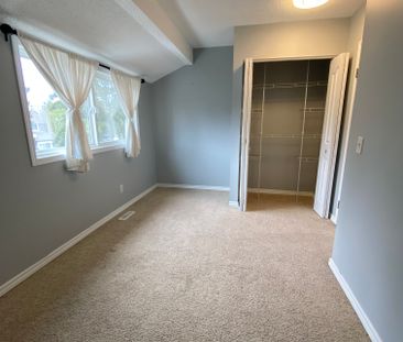 Spacious 3-Bedroom Townhouse in Coach Hill | $2,300 | Available Sep... - Photo 4