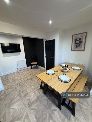 1 bedroom in a house share to rent - Photo 1