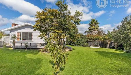 Spacious 4-Bedroom Home on a Big Fully-Fenced Sect - Photo 4