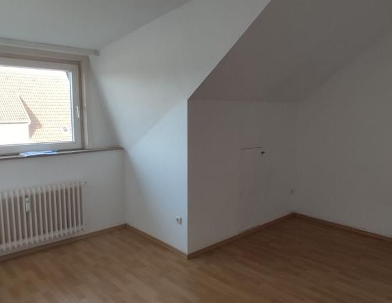 zwei Zimmerwohnung im DG mit EBK zu vermieten - Foto 1