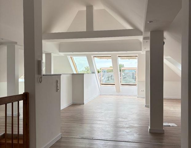Wunderschöne Dachgeschoss-Wohnung in ruhiger und grüner Lage ab sofort zu vermieten! - Foto 1