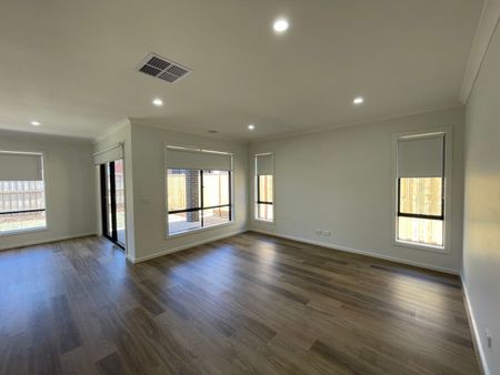 Family Home in Fraser Rise! - Photo 2