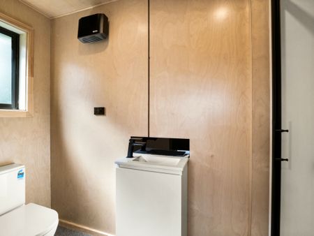 Sunny, stylish and sparkling new - Photo 5