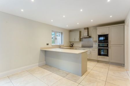 4 bedroom detached house to rent - Photo 2