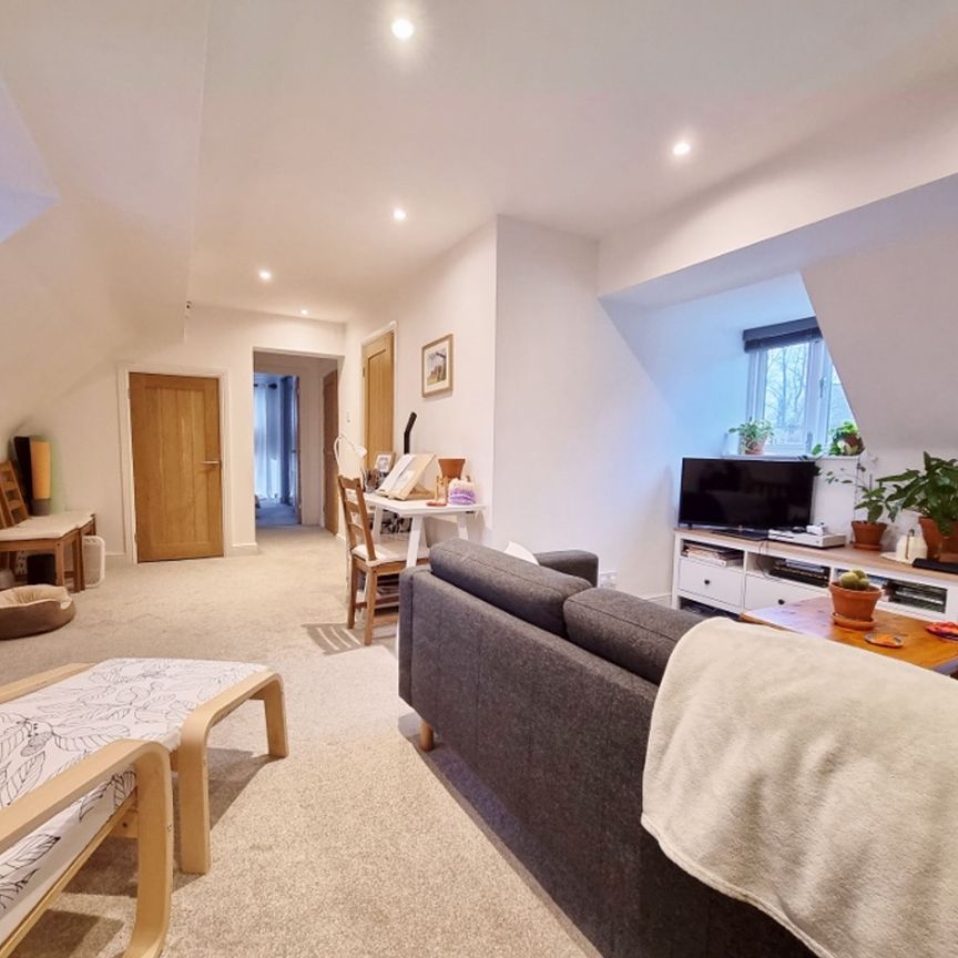 2 bed apartment to rent in High Street, Kenilworth, CV8 - Photo 1