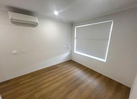 Brand New Lucious House in Top Location. Walk to bused, shops, shopping Centre, Restaurant, etc! - Photo 2