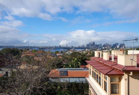 Modern Top-Floor Apartment with Panoramic Harbour Views and City Skyline - Photo 3