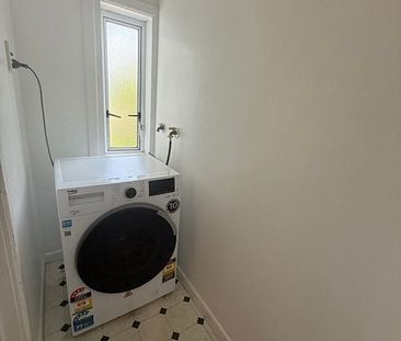 Sunny 2-Bedroom in city-end Karori - Photo 4