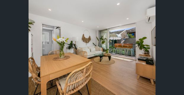 Beautifully renovated furnished apartment in beachside location - Photo 1