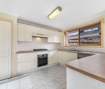 Cozy Living in Glen Waverley - Photo 2