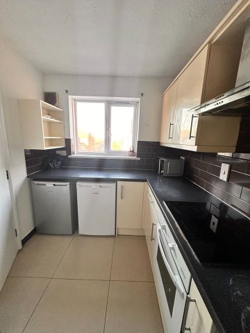2 Bed Flat, Fenman Gardens, IG3 - Photo 4