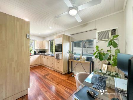 “2 Living areas, Huge yard, Great location.” - Photo 2