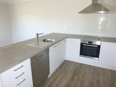 WAINUIOMATA LIVING - Photo 2