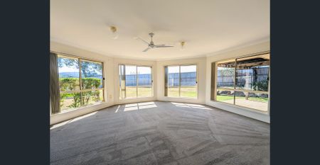 Spacious Family Home - 4 brms, master ensuite and WIR, separate carpeted lounge and tiled dining/family with AC, celling fans, dishwasher. Large yard - Photo 2