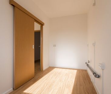 Sehr schön: 2 Bäder, 3 Zimmer, Küche mit Fenster und großer Abstellraum in der Wohnung - Foto 1