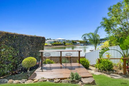 FULLY FURNISHED FOUR BEDROOM WATERFRONT HOME WITH POOL - SIX MONTH LEASE - Photo 5