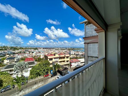Appartement 3 pièces à louer avec vue mer et grande terrasse à Fort de France - Photo 4
