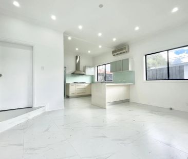 Stylish Low-Maintenance Home with Spacious Terrace - Photo 2