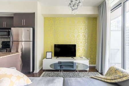 Bremner Boulevard - Photo 4